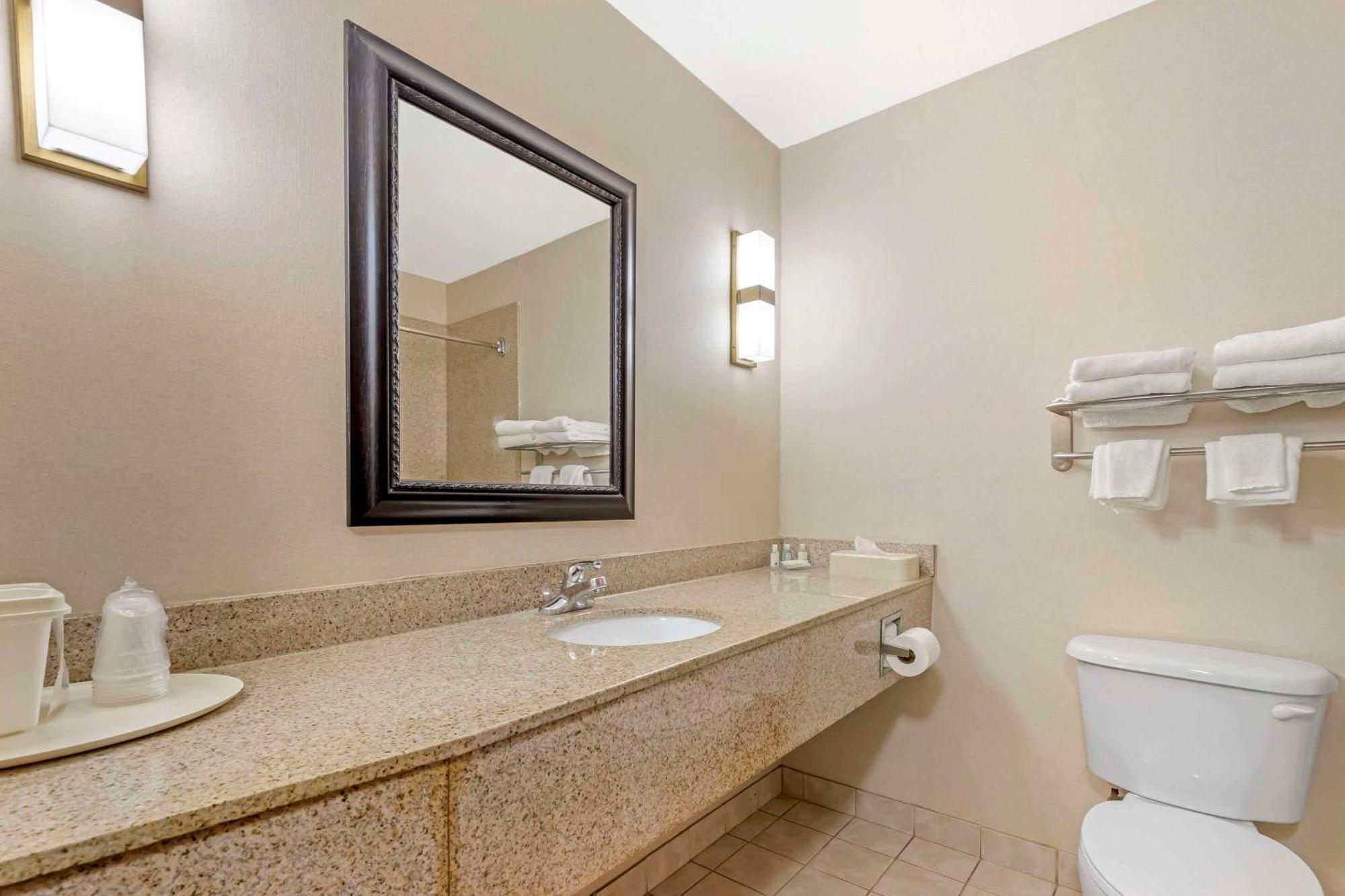 Quality Inn Raleigh Downtown Екстериор снимка